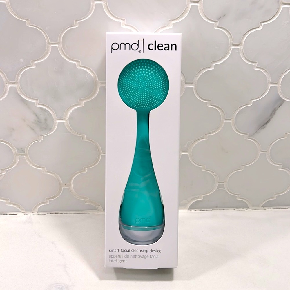 Smart facial cleansing device